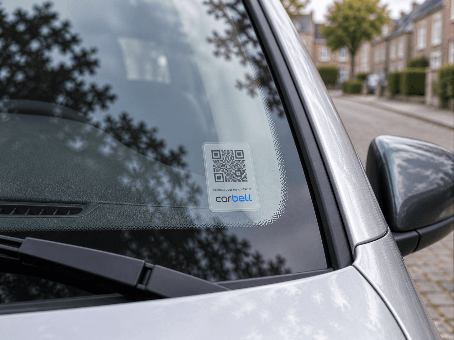 Mise en situation illustrée d'un autocollant Carbell à l'intérieur d'un pare-brise
